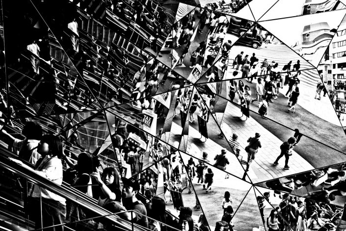 An escalator in Harajuku surrounded with a diamand of mirrors. Street photography by Victor Borst